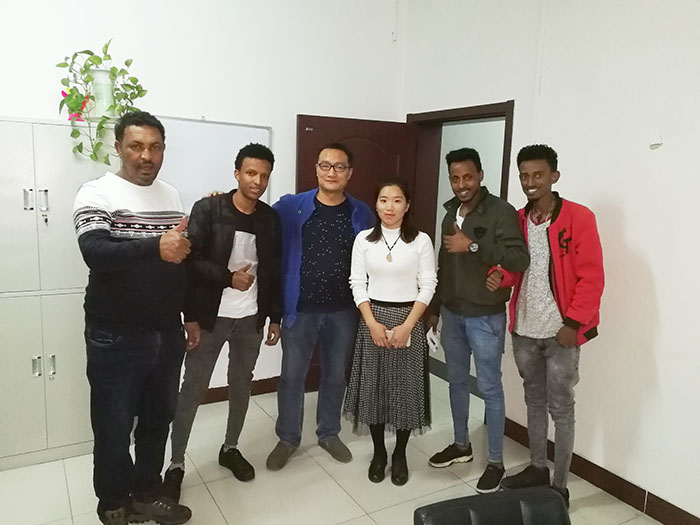 济南草莓视频黄色下载国外客户到厂验收草莓视频官网APP设备